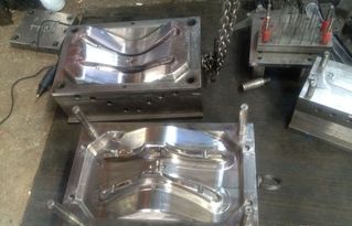 日用品模具开模全览 晾衣架、衣架与垃圾桶的精密制造